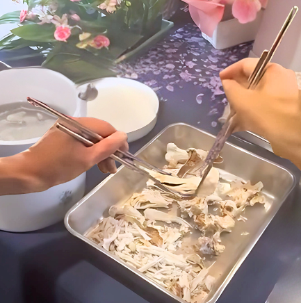 お骨上げの様子